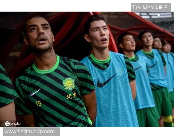 足球明星们齐唱国歌展现爱国情怀与团结精神的动人瞬间 足球明星们齐唱国歌展现爱国情怀与团结精神的动人瞬间